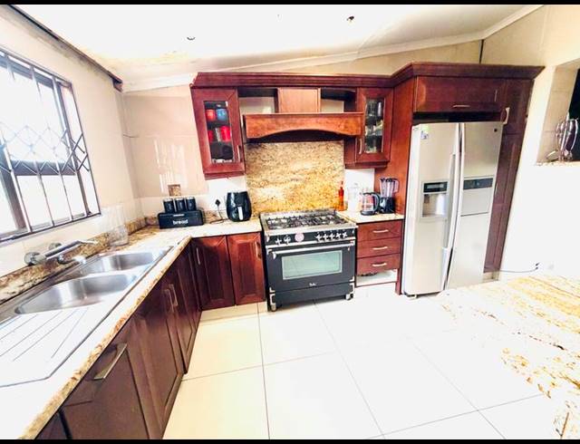 4 BEDROOM HOUSE FOR SALE IN YELLOWWOOD PARK